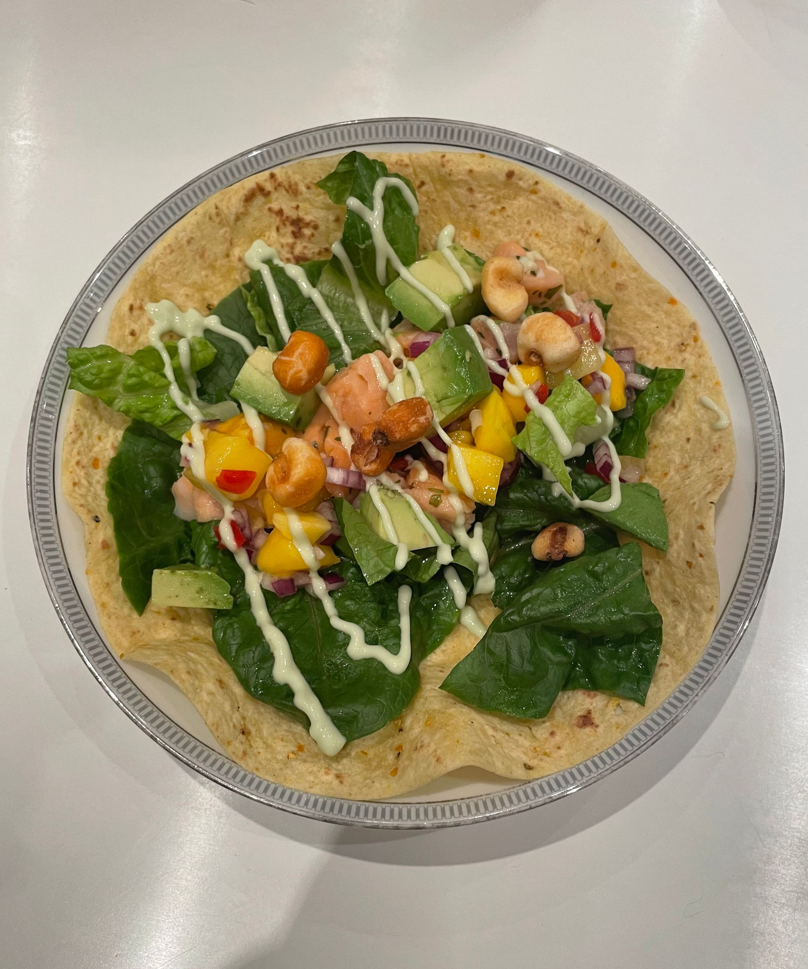 tortilla med ceviche, avokado och salsa